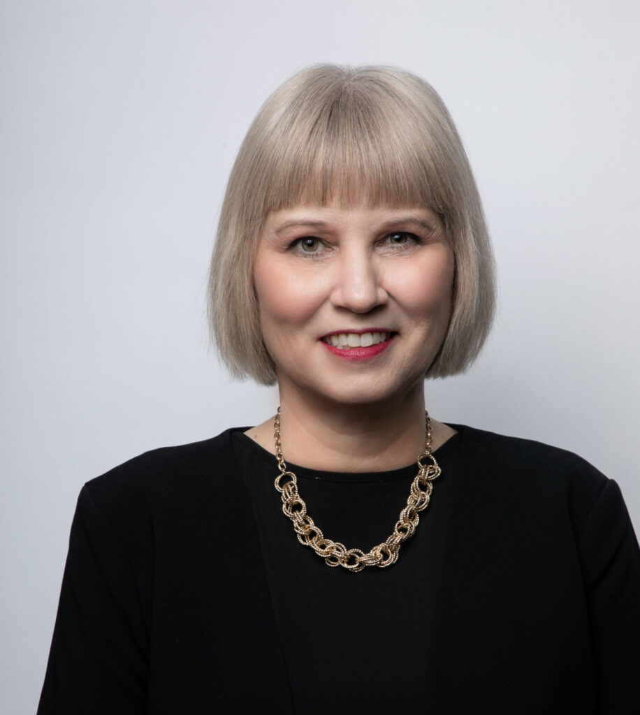 Carrie Haslett headshot.