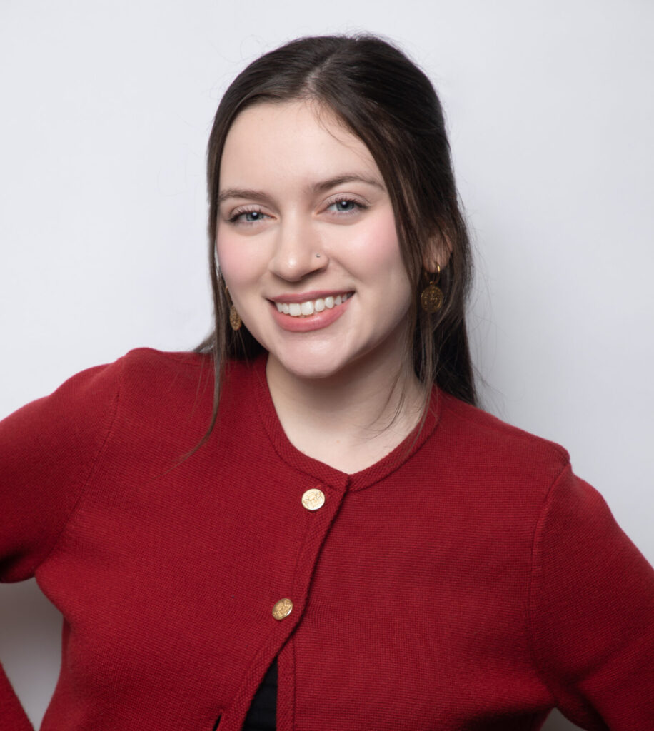 Savannah Lee headshot.