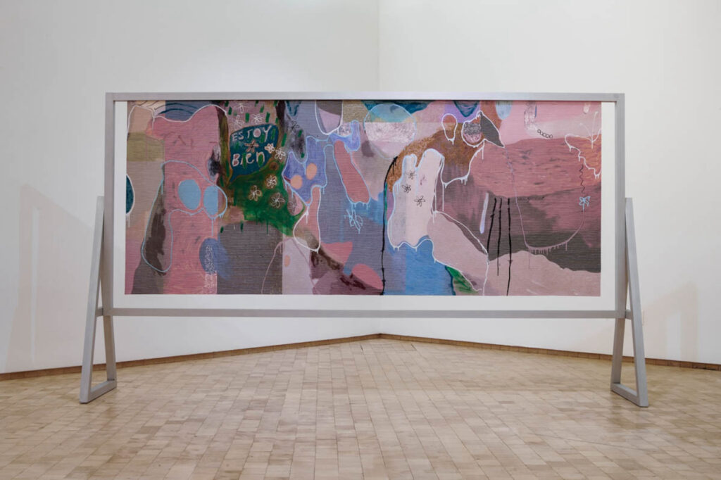 Abstract painting in various shapes and pastel colors, including the words "estoy bien."