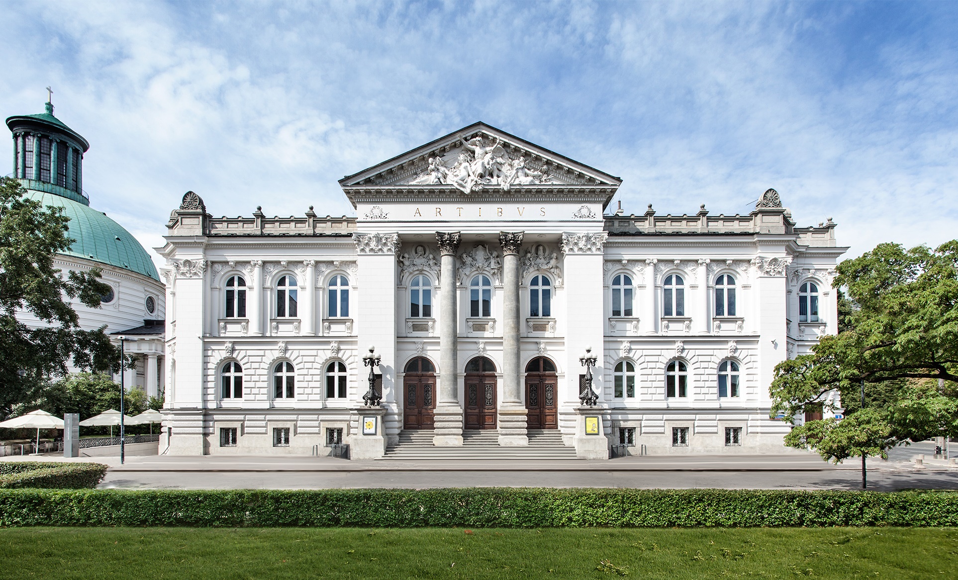 A picture of a white building.